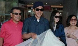 娱乐圈两个人吃瓜,背后真相令人震惊！